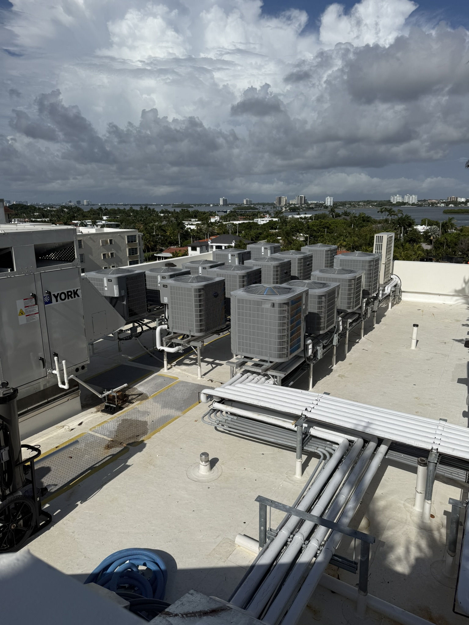 Clara Bay Harbor Island Apartments – image 3